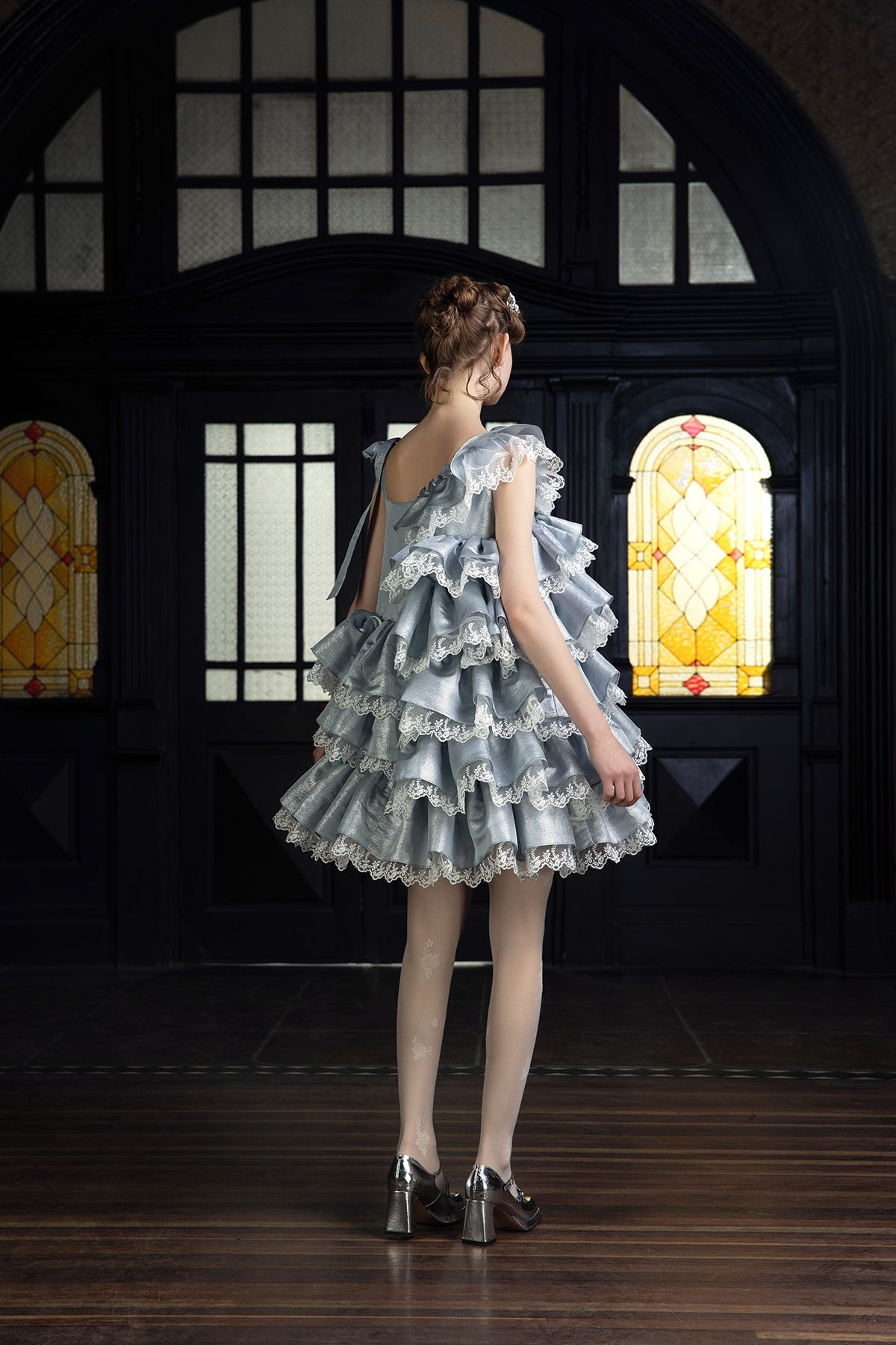灰銀のお嬢様の刺繍ストラップワンピース