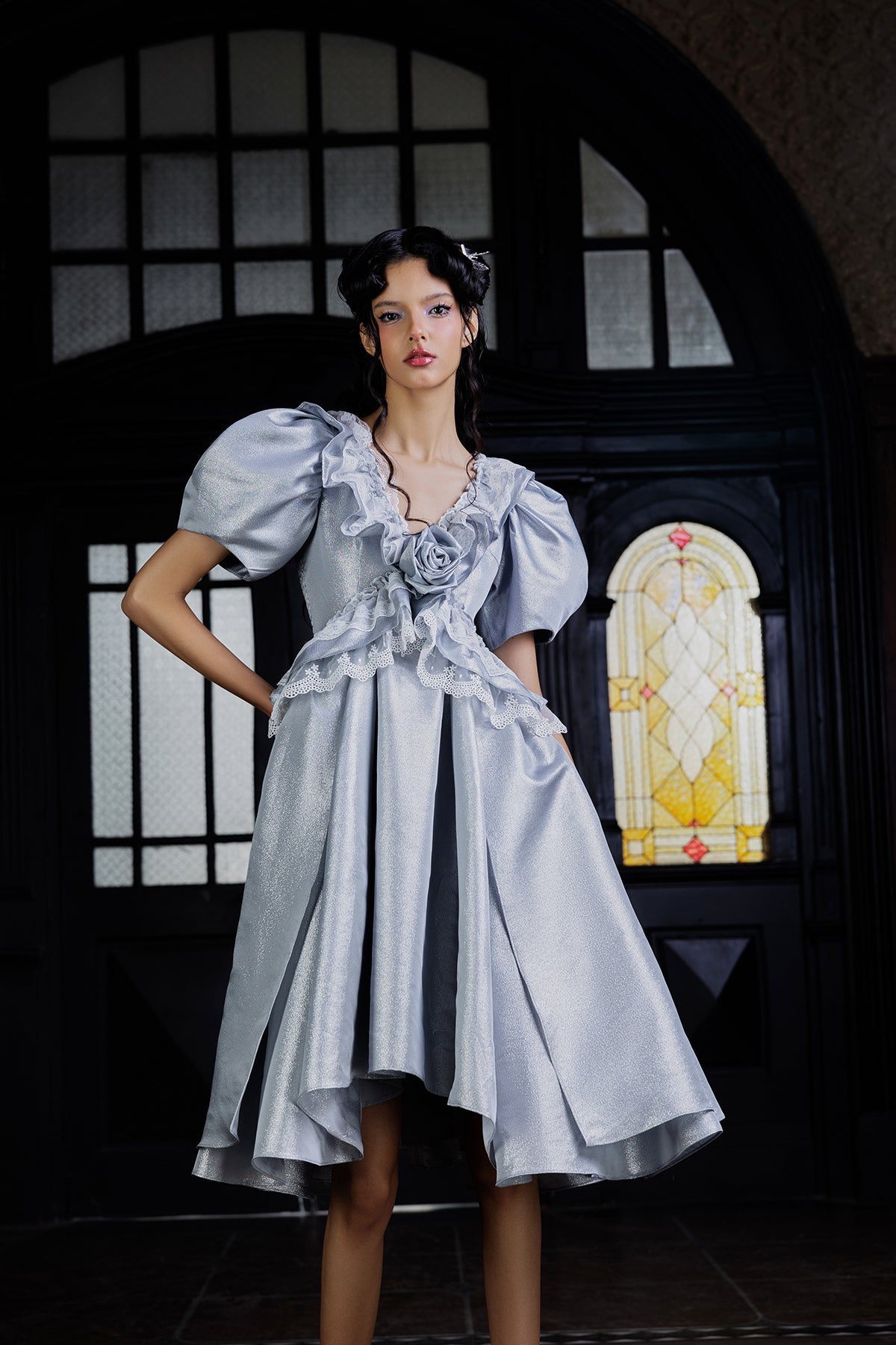 灰銀のお嬢様の刺繍エレガントワンピース