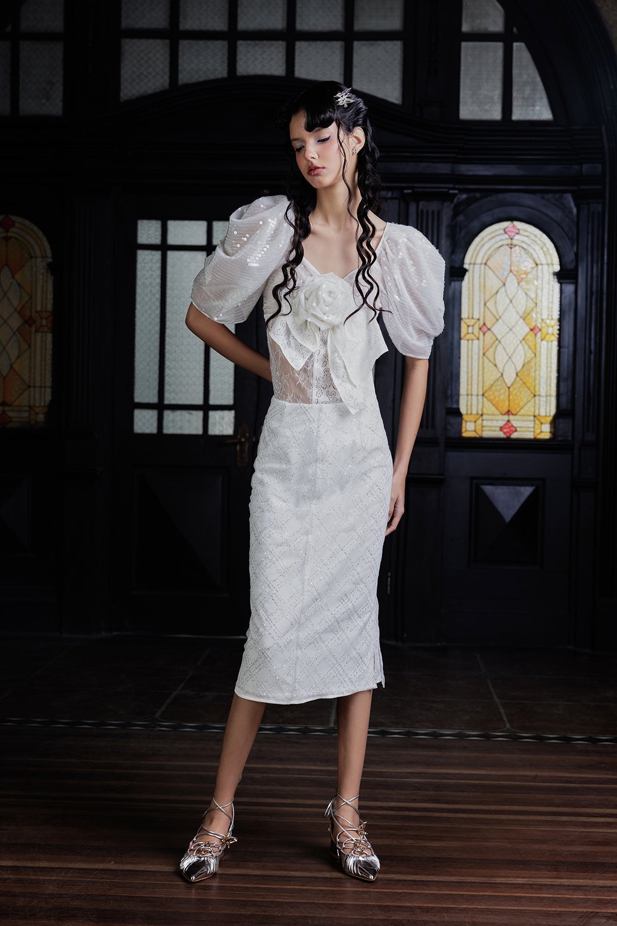 純白の星屑刺繍トップスとタイトスカート