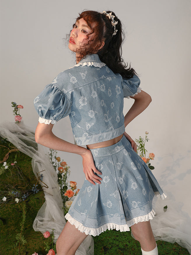 薄藍の花模様デニムトップスとスカート