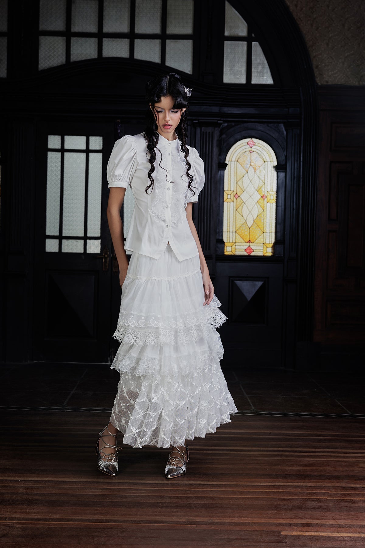 純白の刺繍エレガントブラウスと刺繍ロングスカート