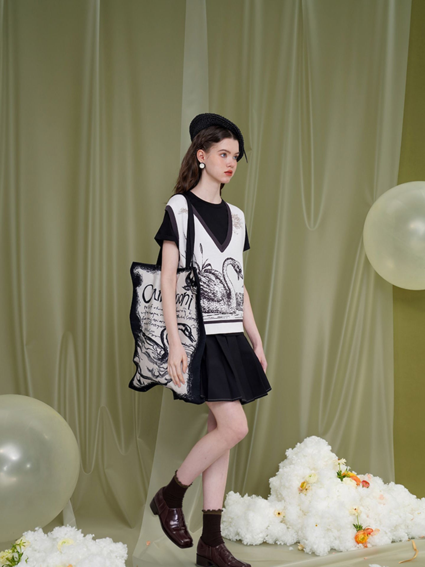 墨絵の白鳥柄トートバッグ