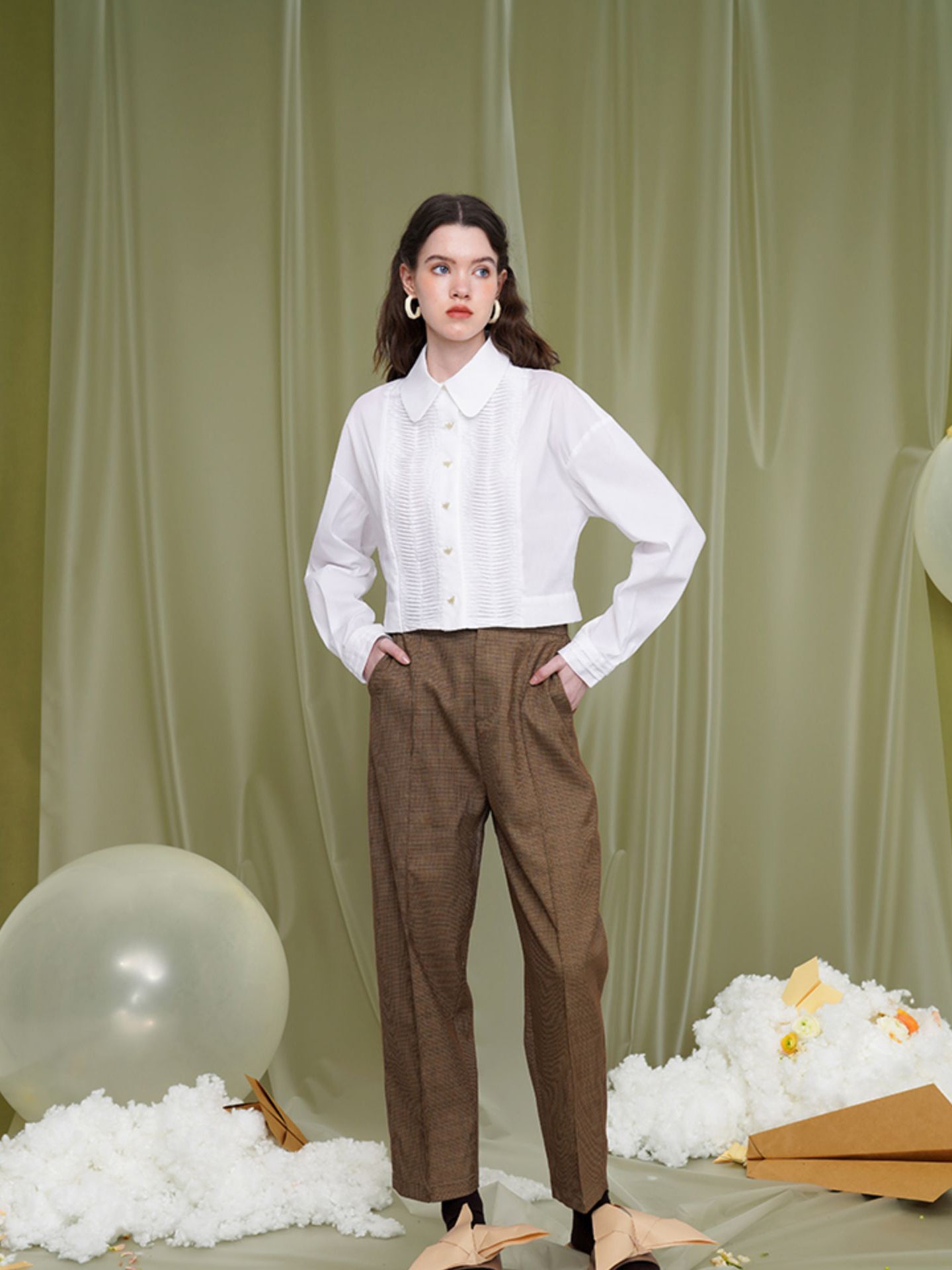 千鳥格子柄のストラップクロップドパンツ