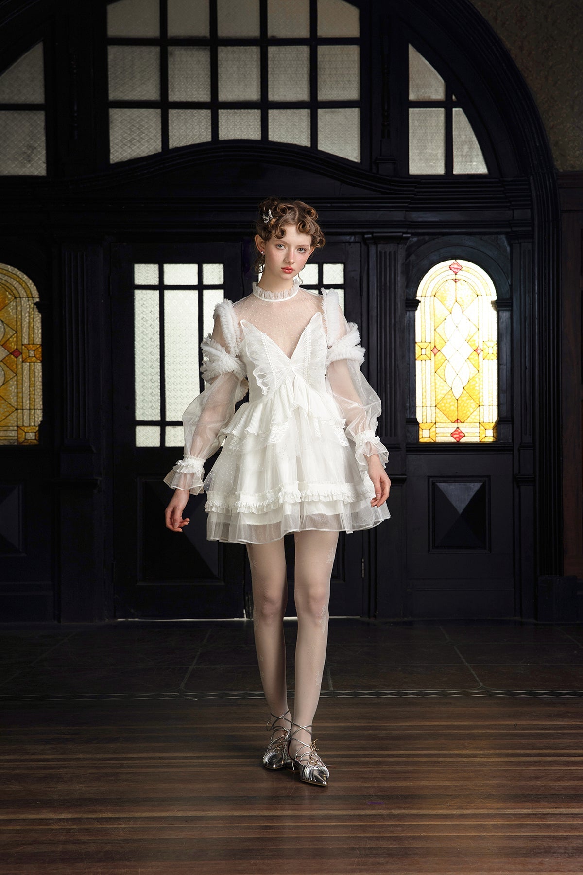 純白の蝶刺繍シフォンワンピース