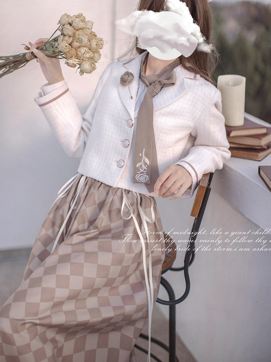 白茶の幾何学柄ハイウエストスカートとショートジャケットとブラウス