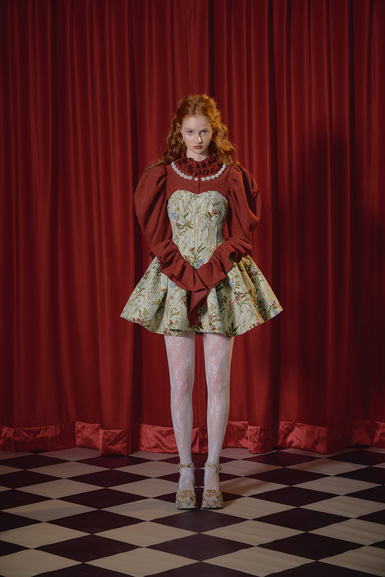 油彩画の花柄ジャガードストラップワンピースとハイネックブラウス