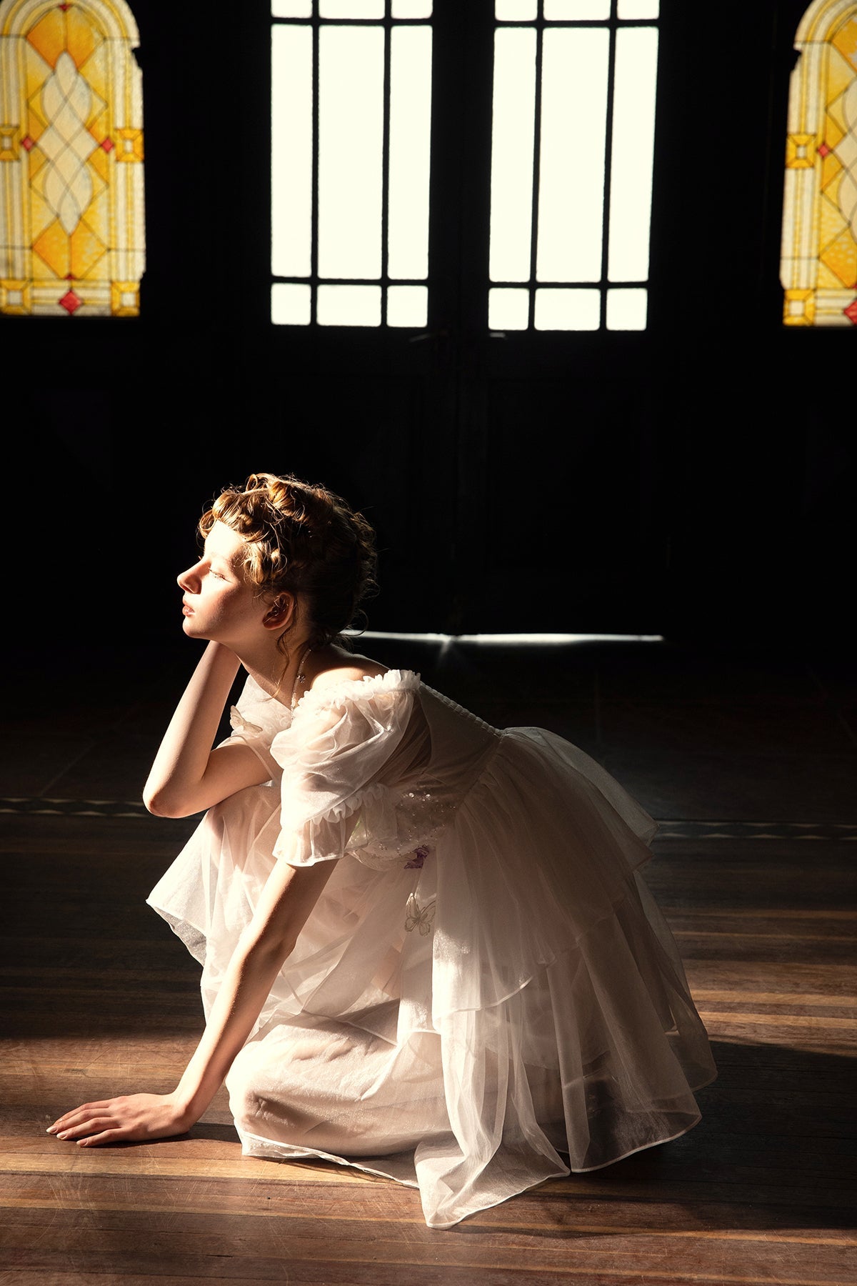 純白のお嬢様のストラップワンピース