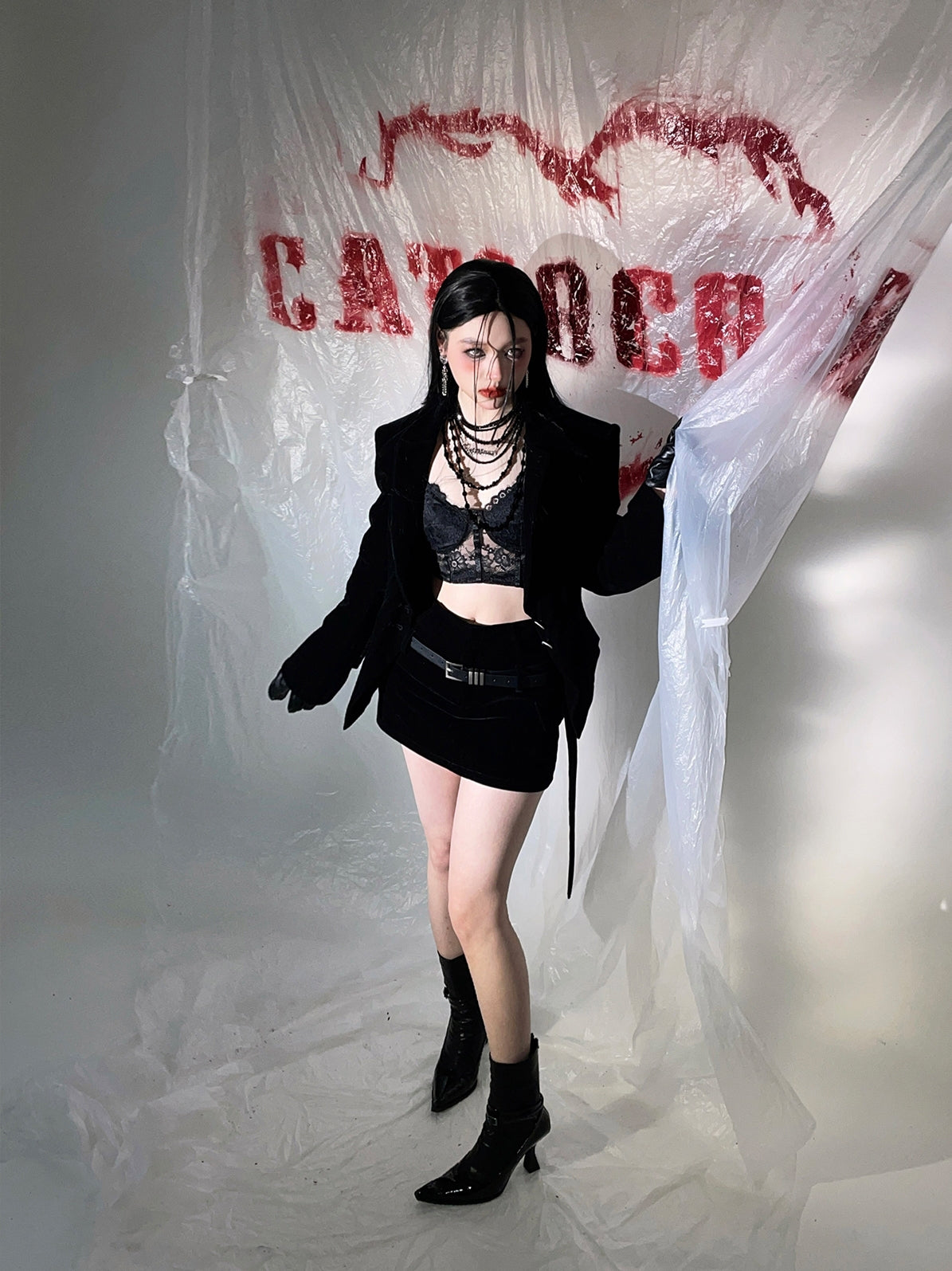 漆黒の貴婦人のベルベットショートスカート