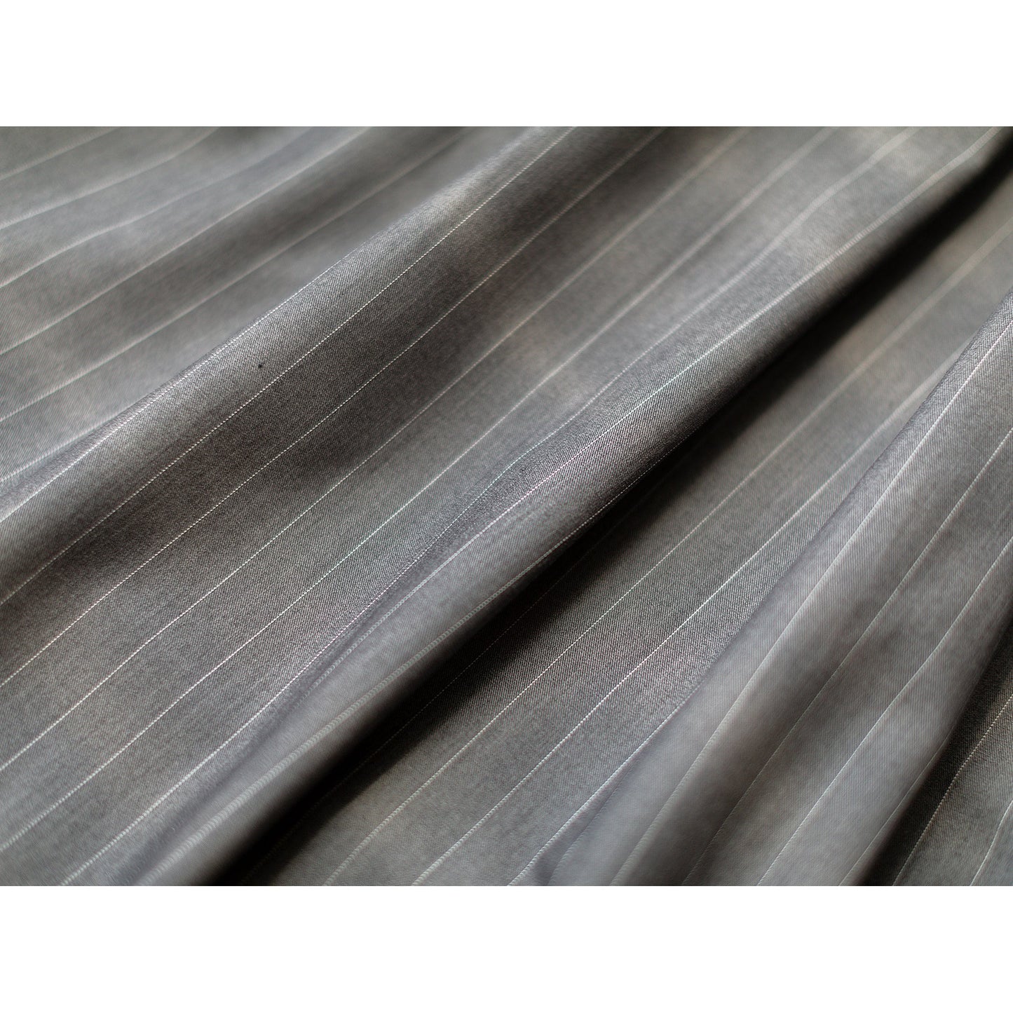 薄墨の縦縞の刺繍クラシカルコートワンピース