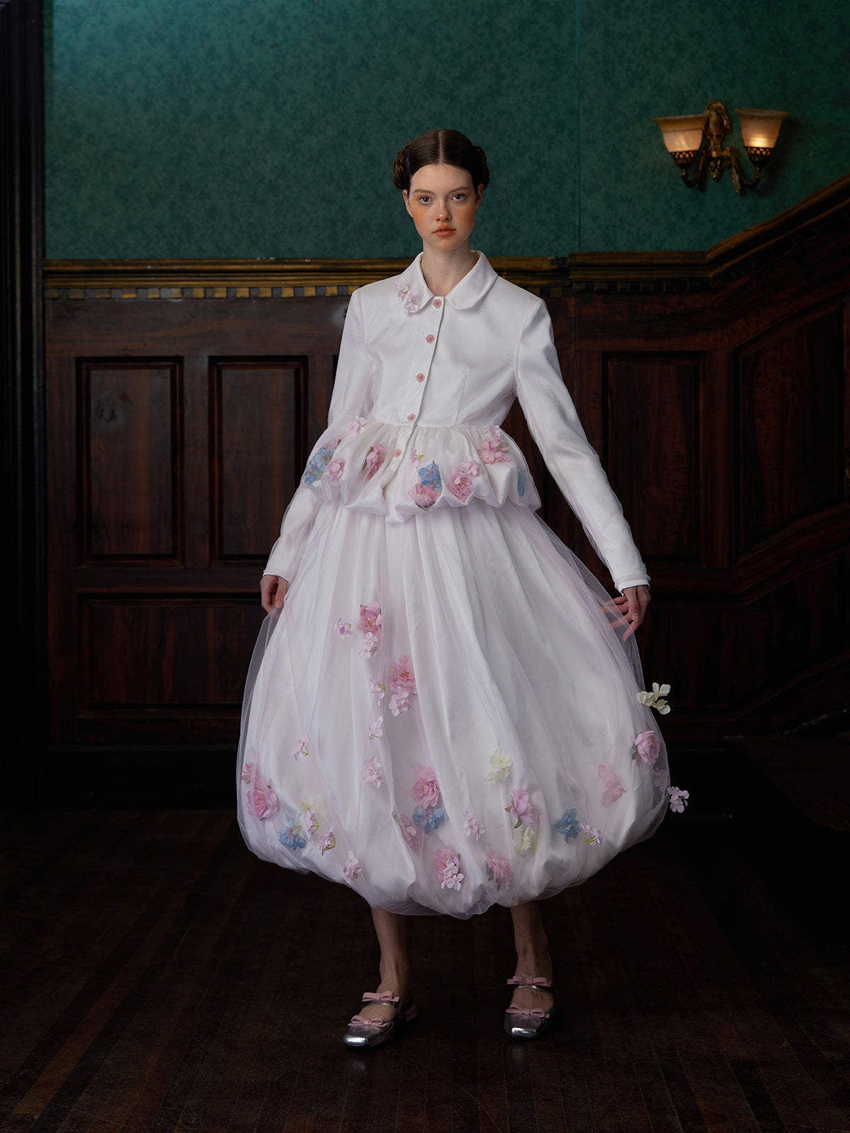 桜色の花びら刺繍ジャケットとロングコクーンスカート