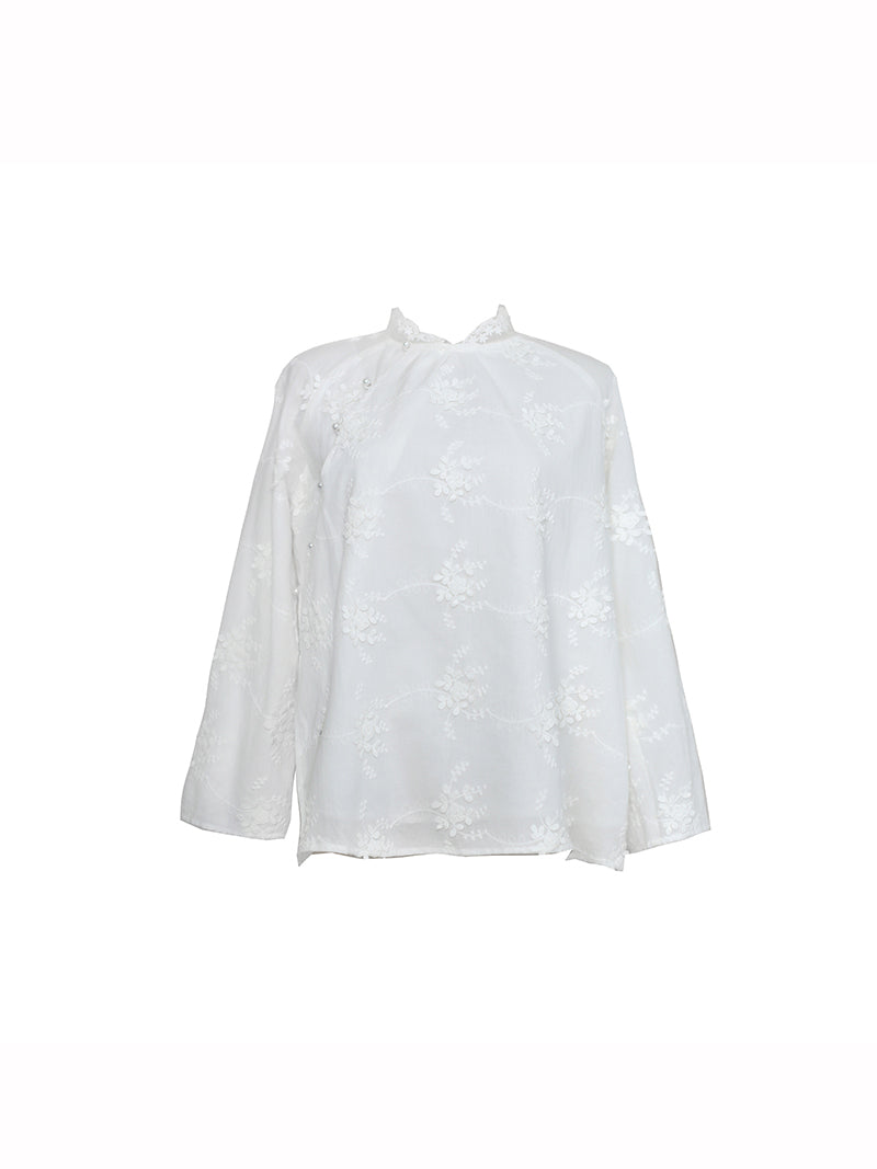 純白の花刺繍チャイナトップスと花柄刺繍スカート