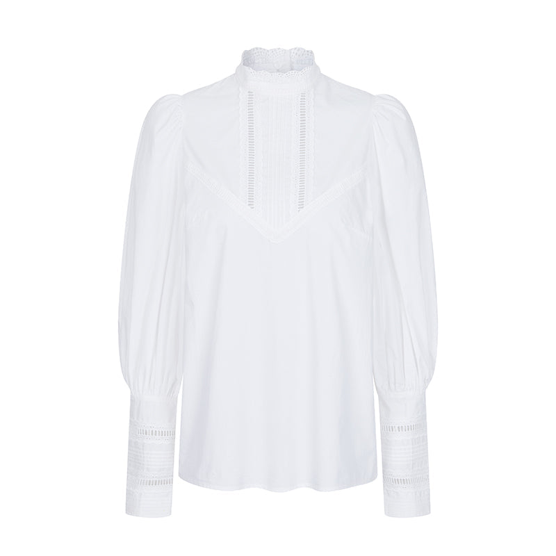 純白の王妃の刺繍ハイネックブラウス
