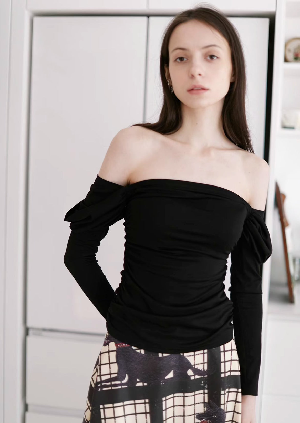 black pleated pile sleeve one-shoulder T-shirt 