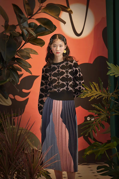 A-line mid-length contrasting color knitted skirt