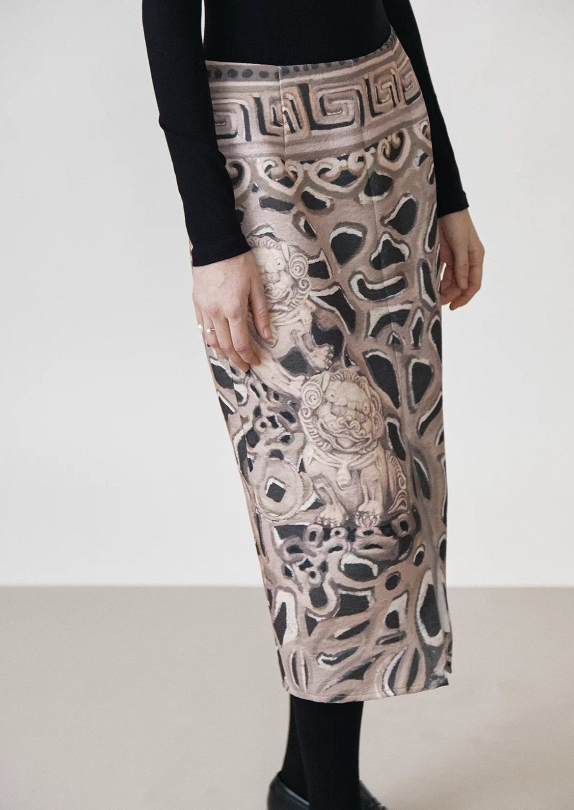 embossed lion texture slit mid-length one-step skirt 