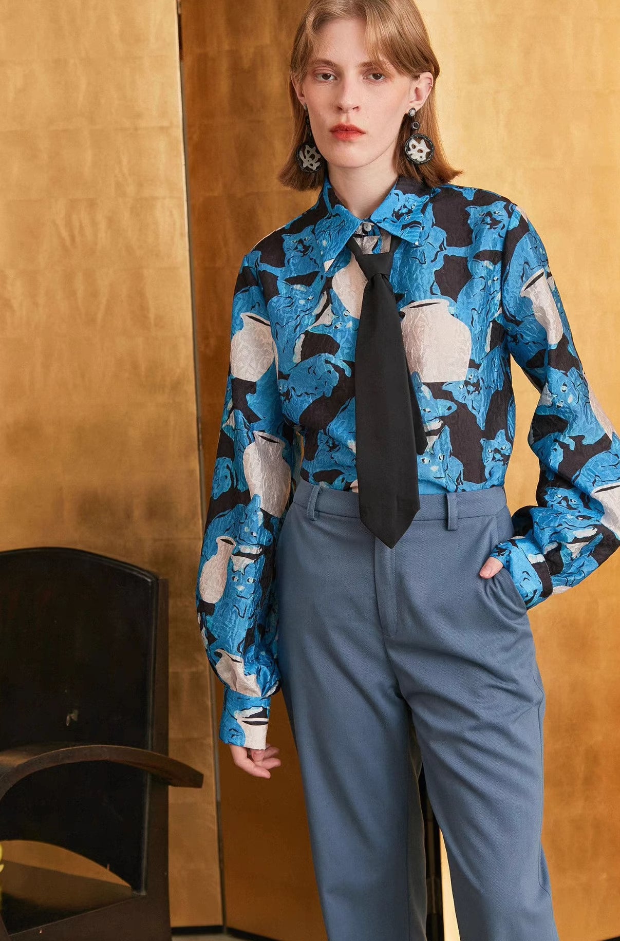 blue cat and vase print tie long-sleeved shirt 