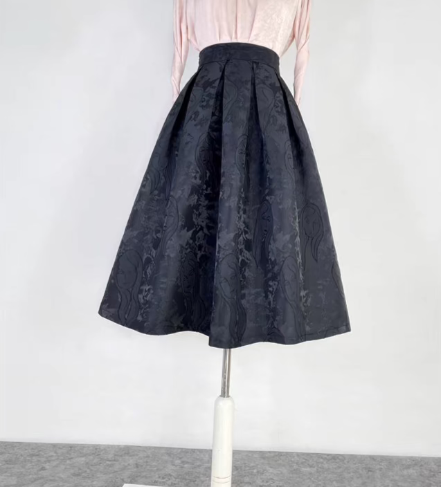 Hepburn-style black tutu skirt