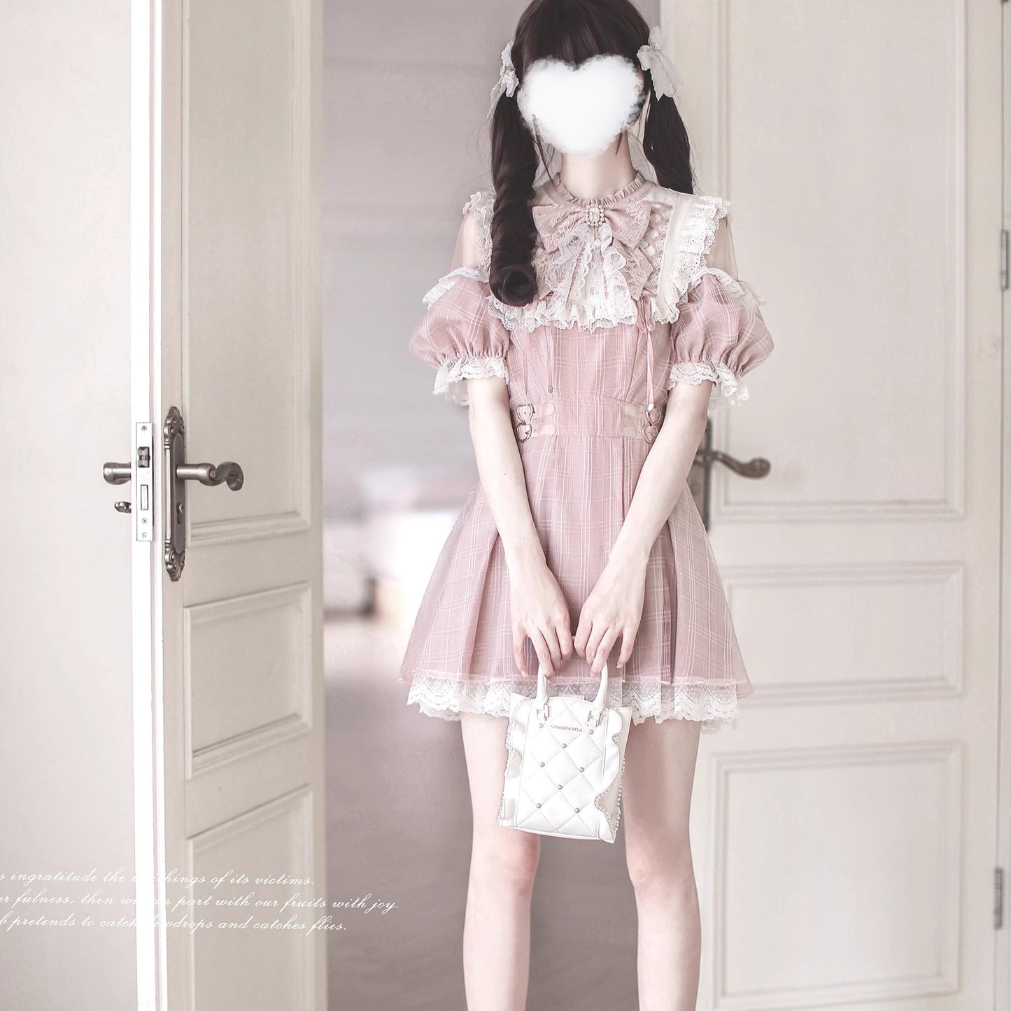 桃色の天使の刺繍フリルワンピース