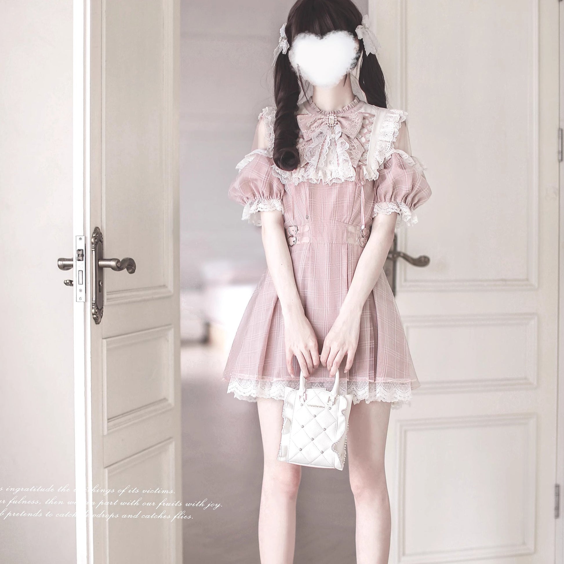 桃色の天使の刺繍フリルワンピース