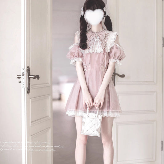 桃色の天使の刺繍フリルワンピース