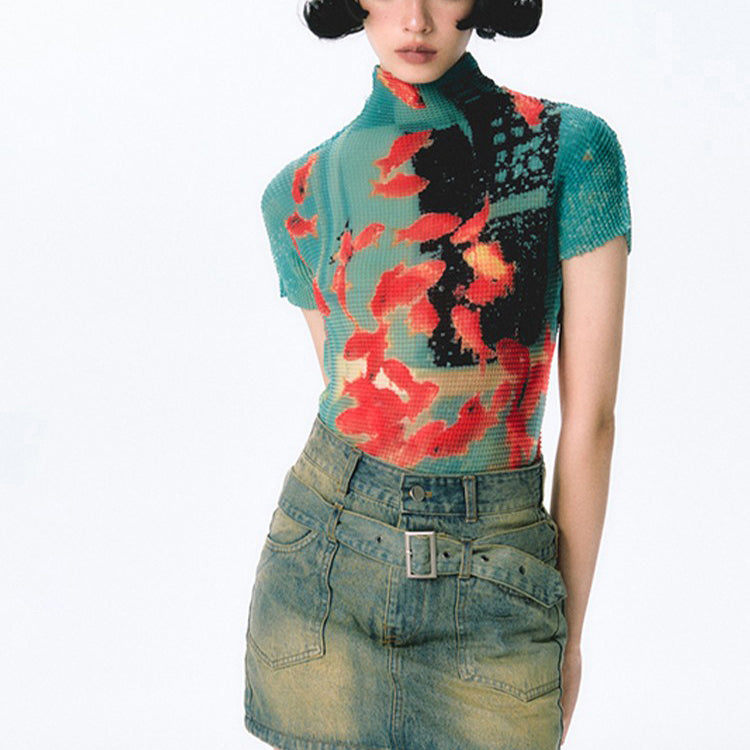 金魚の油彩画ハイネックトップス