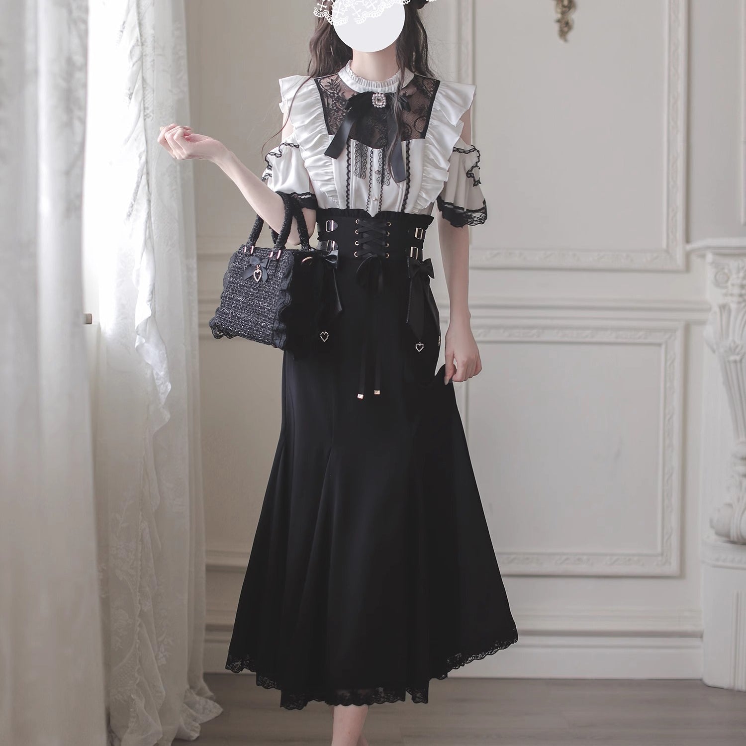 窓辺の令嬢のフリルトップスとコルセットスカート