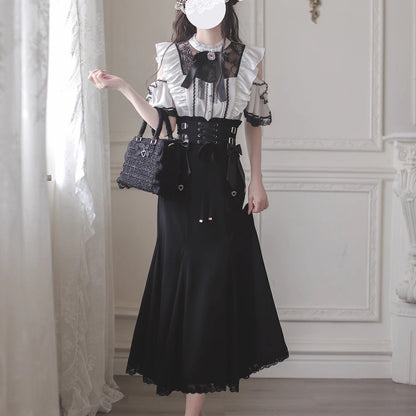 窓辺の令嬢のフリルトップスとコルセットスカート