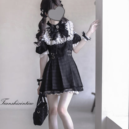 漆黒の堕天使の刺繍フリルワンピース