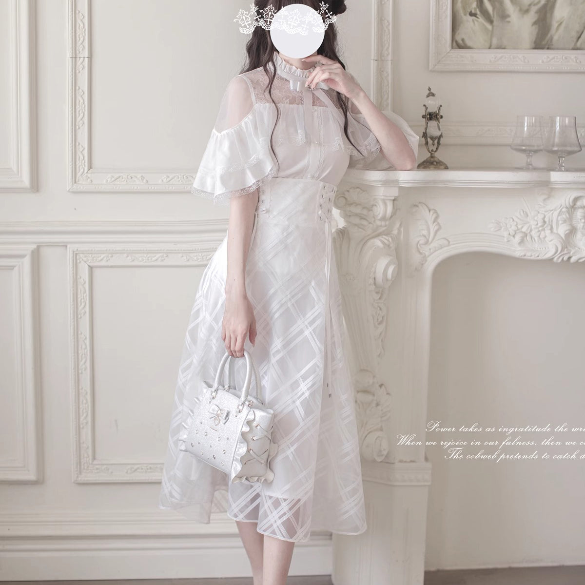 純白の令嬢のケープトップスとコルセットスカート