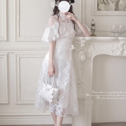 純白の令嬢のケープトップスとコルセットスカート