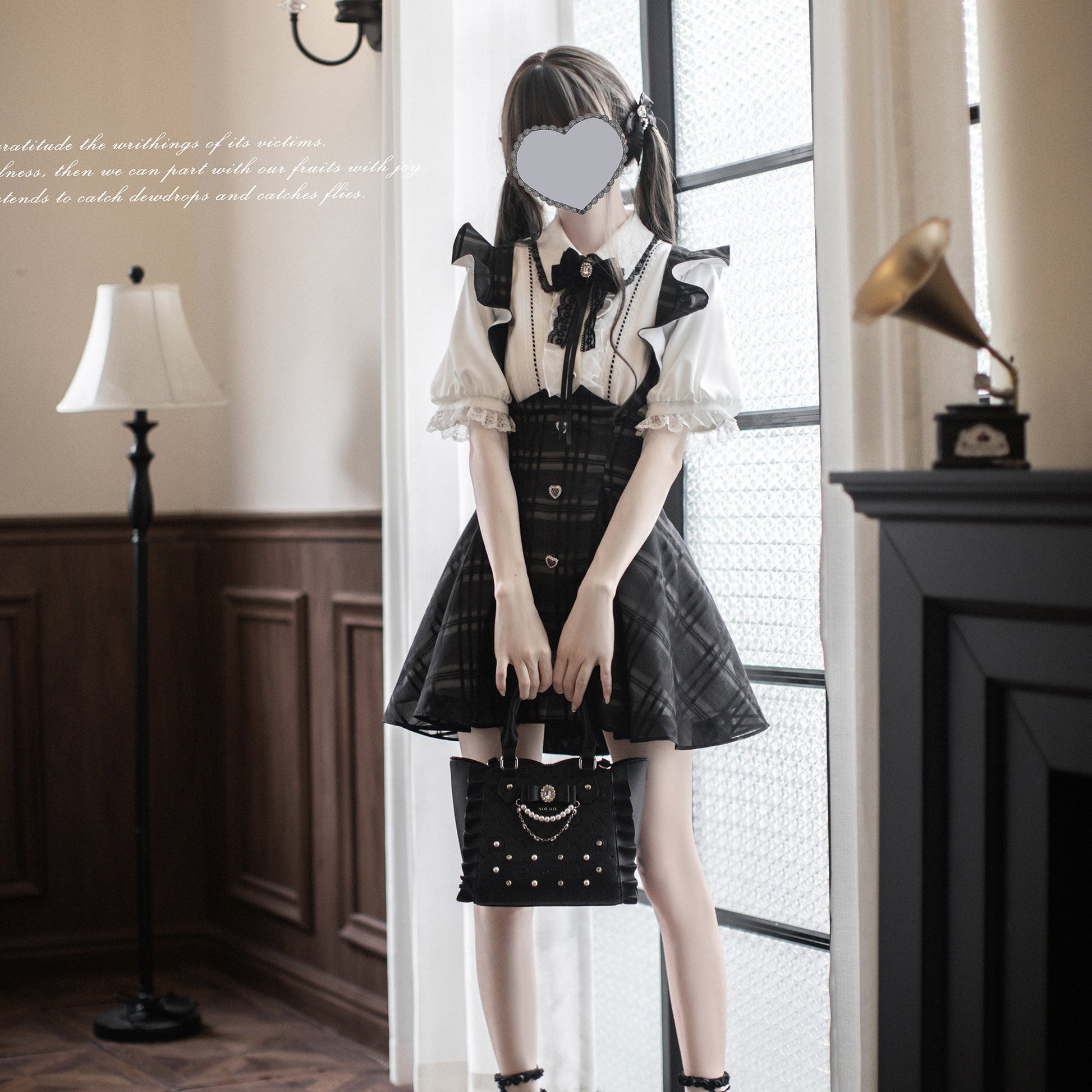 黒墨格子柄のジャンパースカートとブラウス - ショート丈