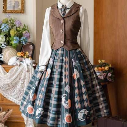 柿猫と花束の格子縞ストラップスカートとテーラードベストとプリーツブラウス