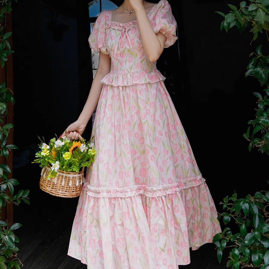 チューリップの花群集のレトロワンピース