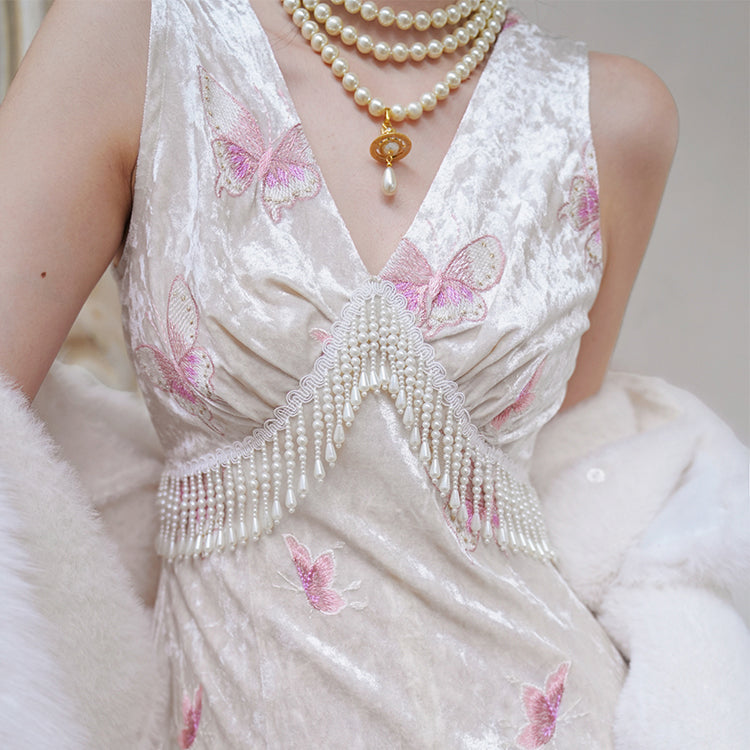 桃色の蝶々の刺繍ワンピース