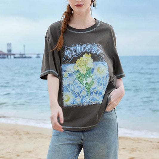 星月夜と花瓶の向日葵とアイリスの花のTシャツ