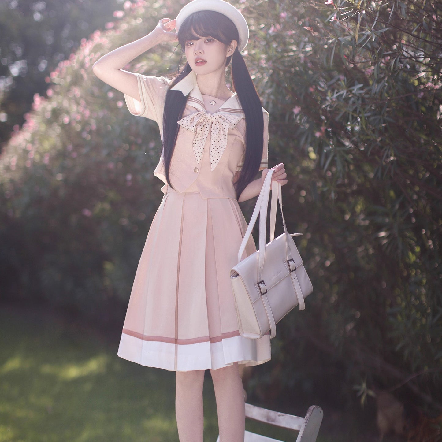 桜色のお嬢様の文学セーラーブラウスとプリーツスカート