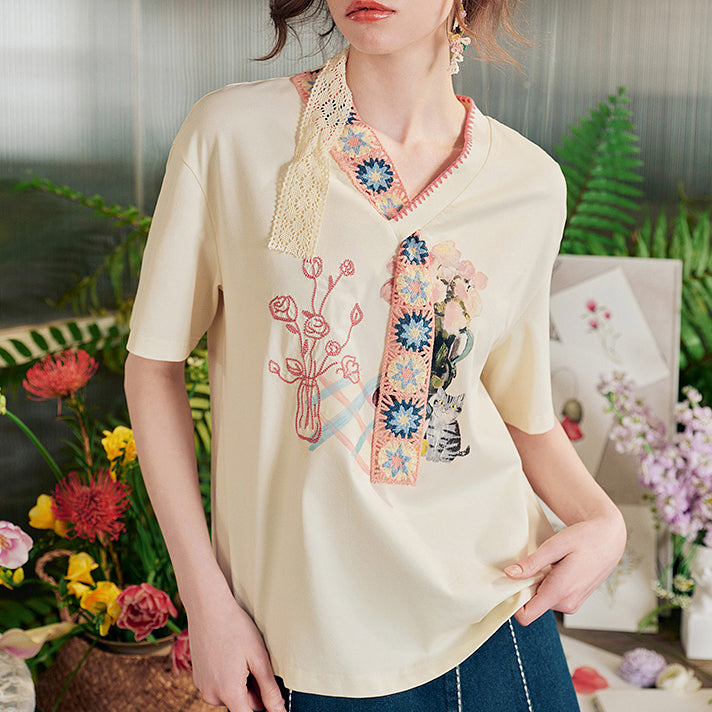 ハイビスカスのある花瓶と子猫の刺繍Tシャツ