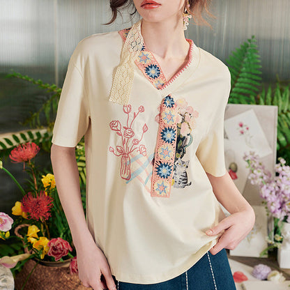 ハイビスカスのある花瓶と子猫の刺繍Tシャツ