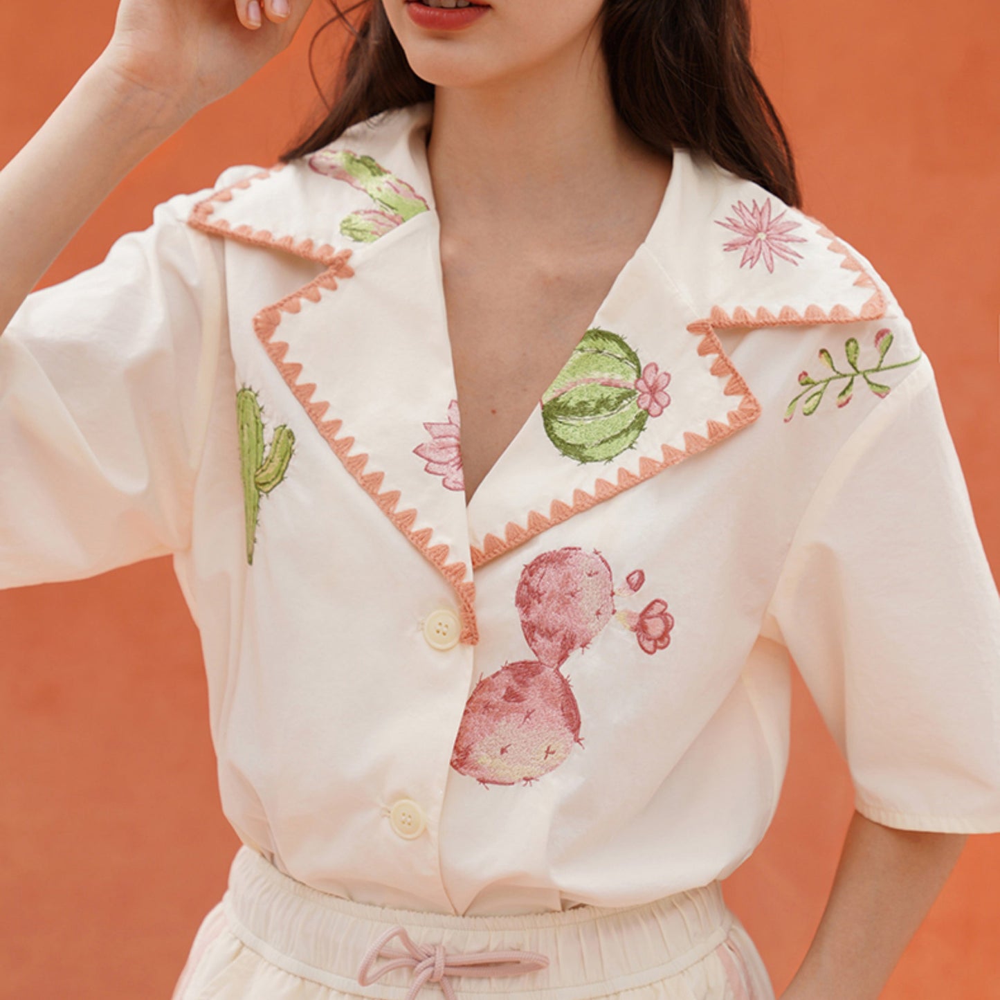 サボテンと花の刺繍レトロブラウス