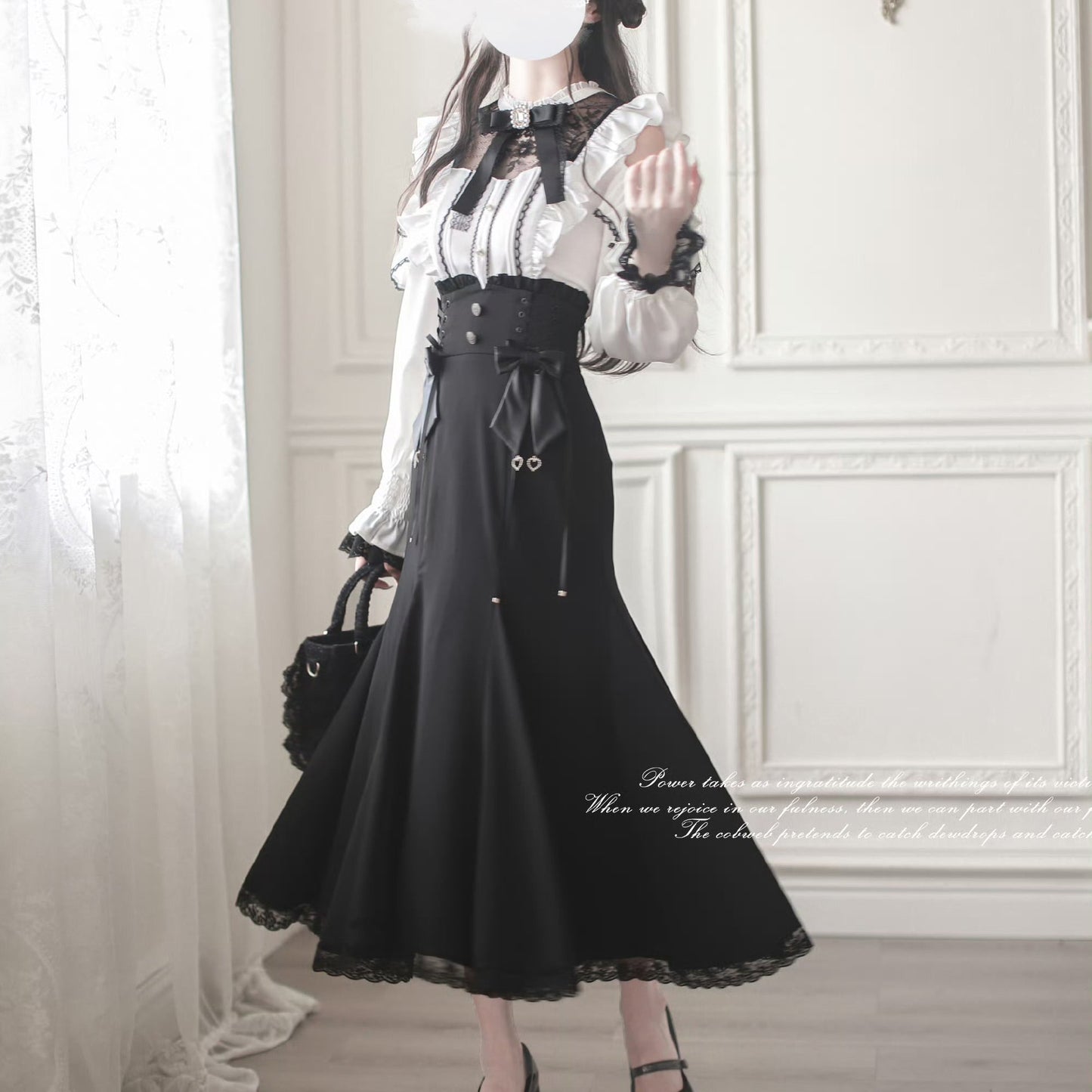 窓辺の令嬢のフリルトップスとコルセットスカート