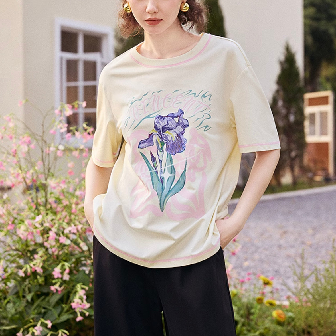 星月夜と花瓶の向日葵とアイリスの花のTシャツ
