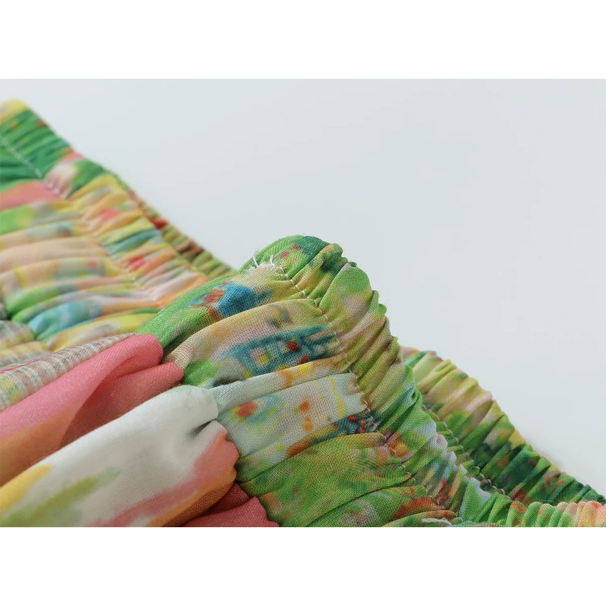 絵本の水彩画のアシンメトリースカート