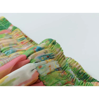 絵本の水彩画のアシンメトリースカート