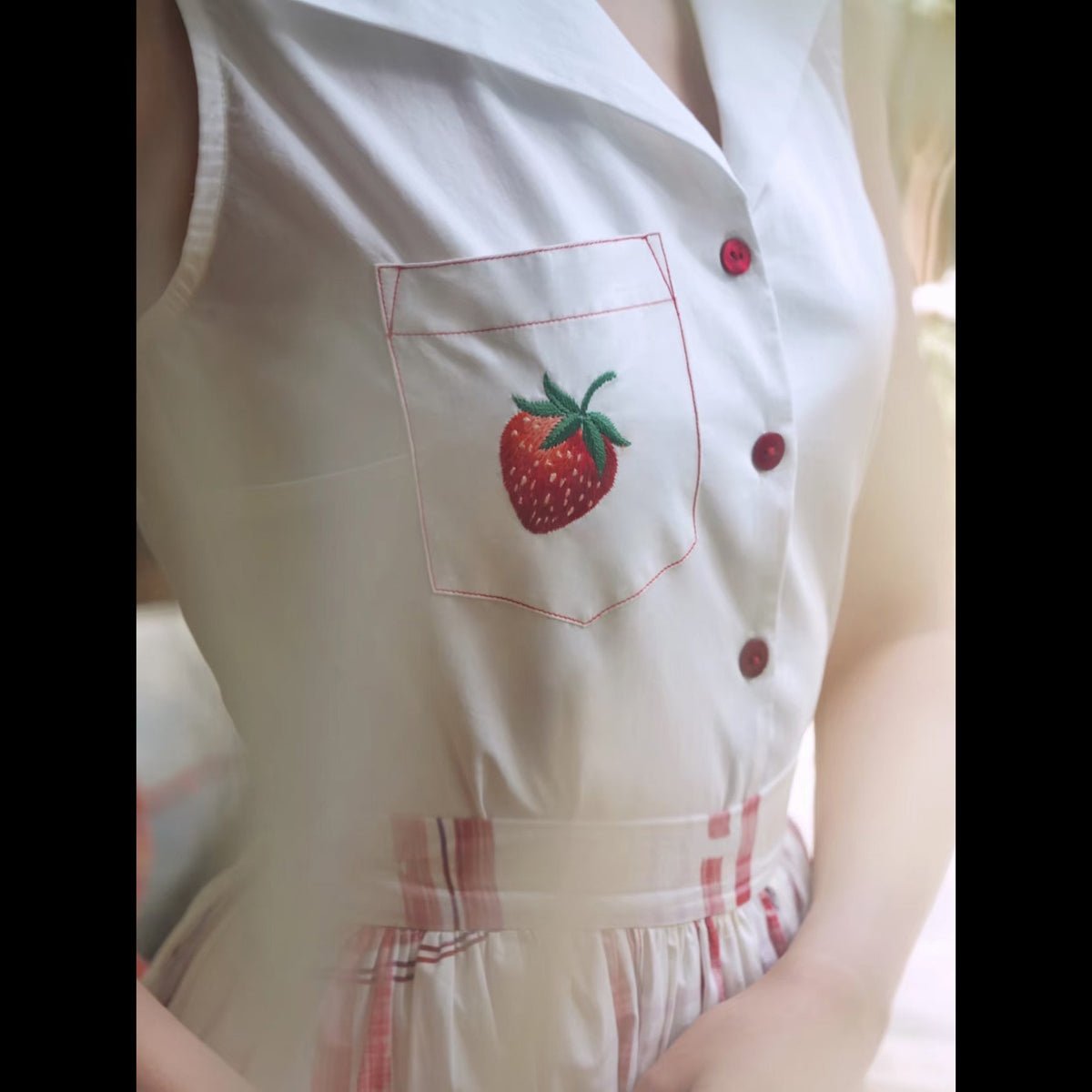 苺の果実の刺繍ノースリーブシャツ