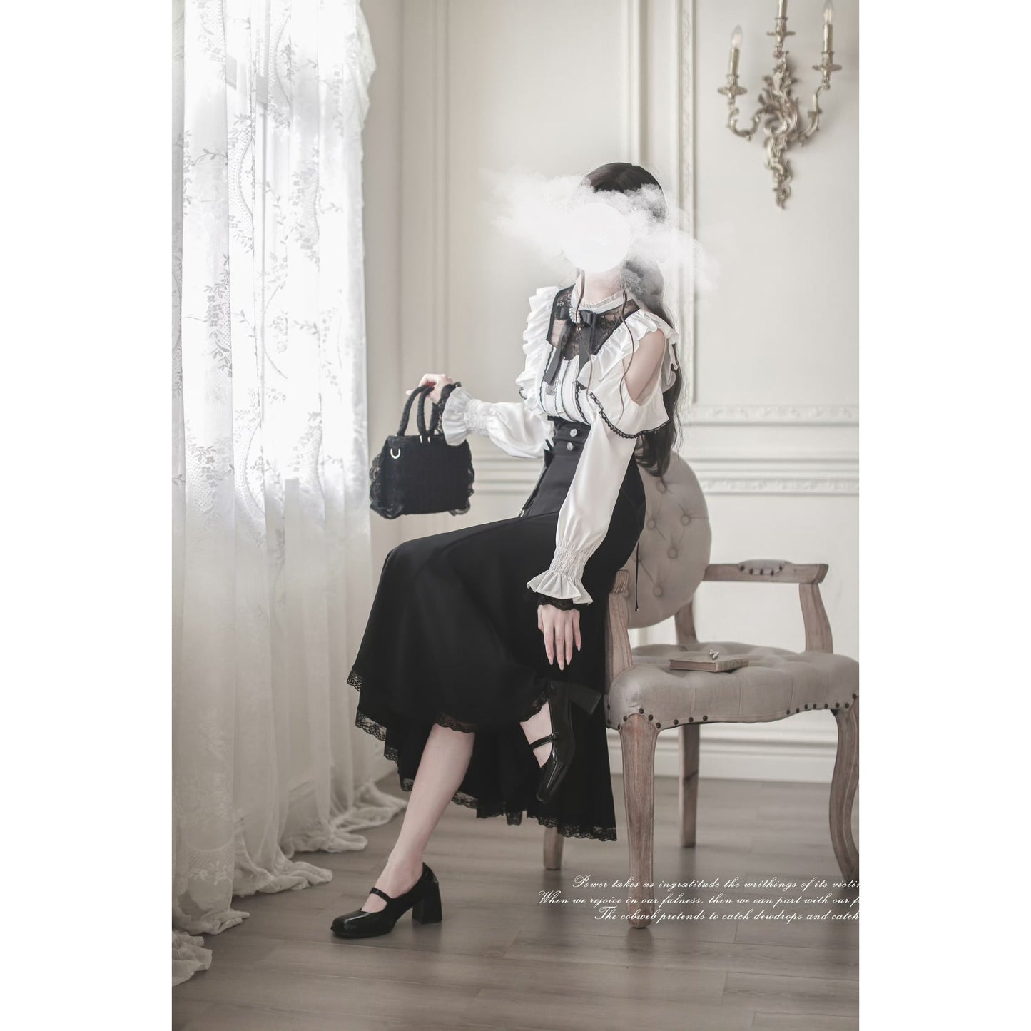 窓辺の令嬢のフリルトップスとコルセットスカート