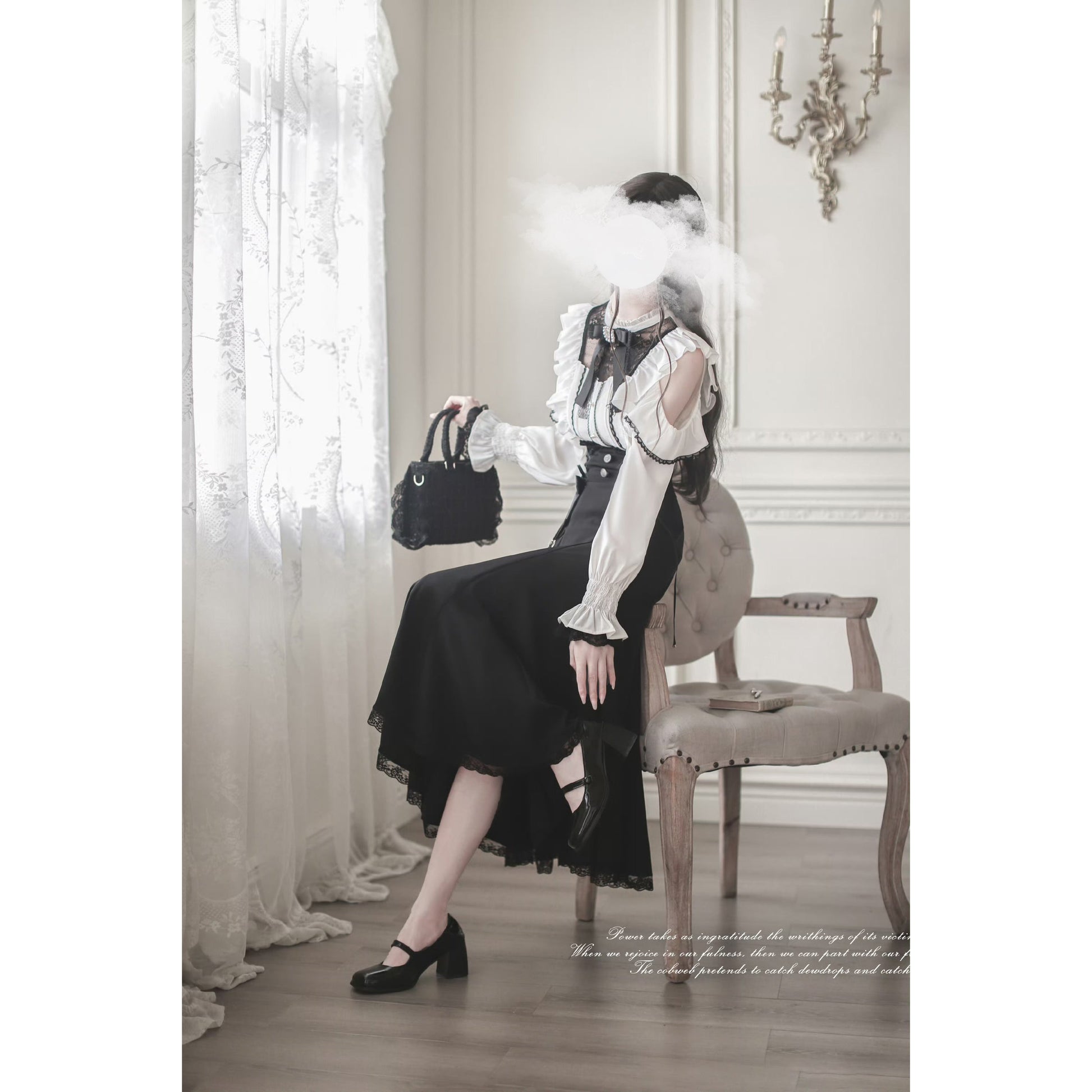 窓辺の令嬢のフリルトップスとコルセットスカート