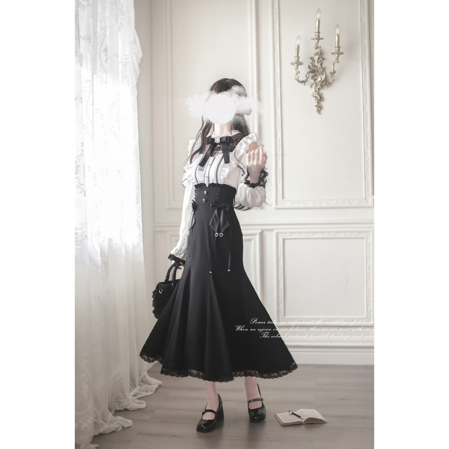 窓辺の令嬢のフリルトップスとコルセットスカート
