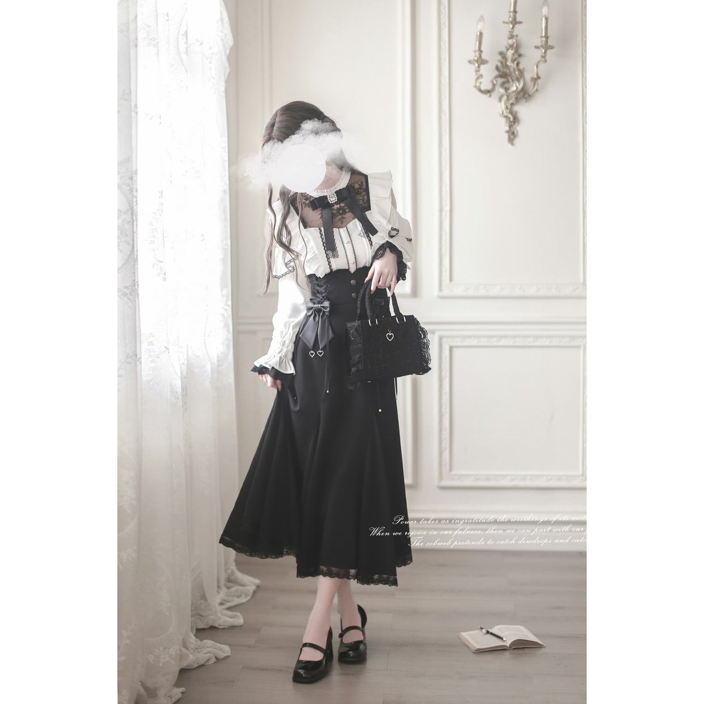 窓辺の令嬢のフリルトップスとコルセットスカート