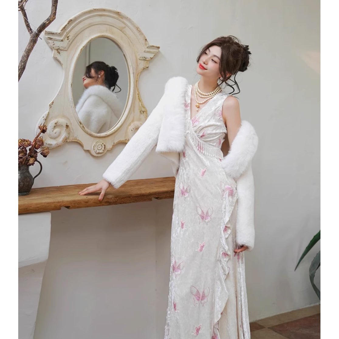 桃色の蝶々の刺繍ワンピース