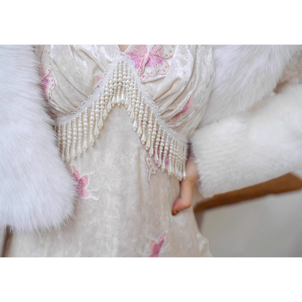 桃色の蝶々の刺繍ワンピース